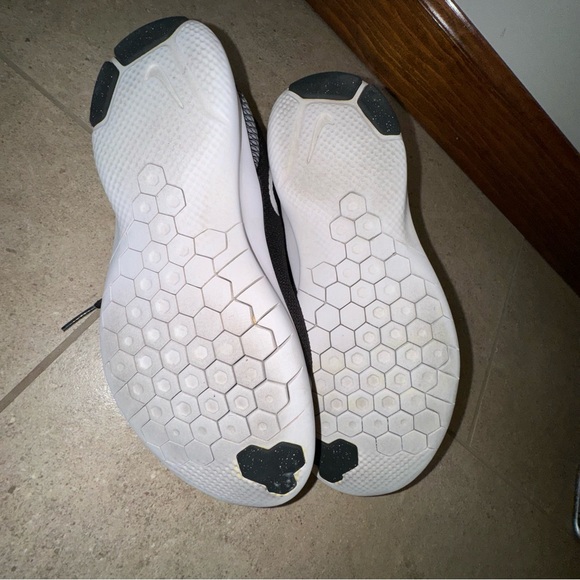 Women’s Nike, volleyball sneakers, sz 8.5 - Picture 4 of 5